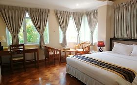 Grand Laurel Hotel